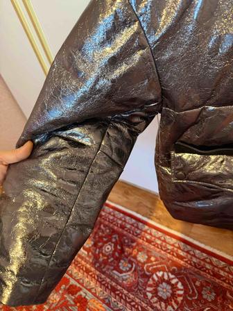Продам зимний пуховик в цвете металик ,наполнитель пух перо .