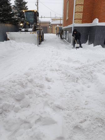 Уборка снега с территории и крыш.