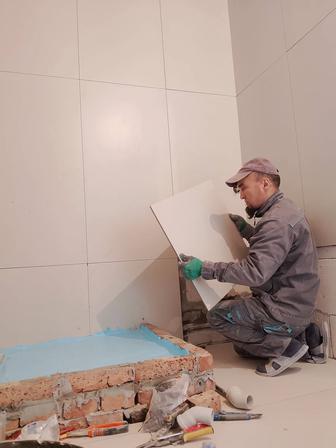 Кафельщик аккуратно и ровно