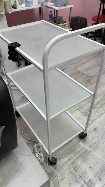 Продам стол (помощника) для салона красоты