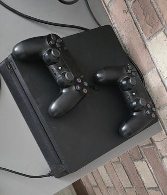 Продам PS4 в отличном состоянии