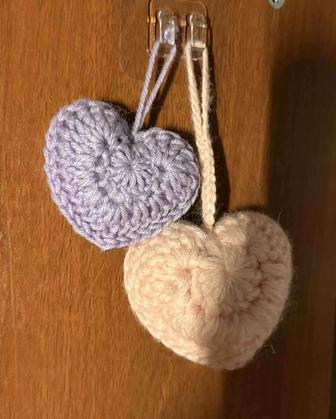 вязанные брелки сердечки