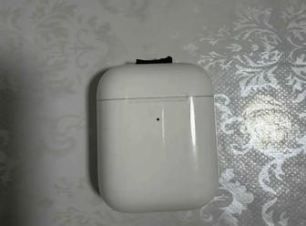 Продам Apple AirPods with Wireless Charging Case белый