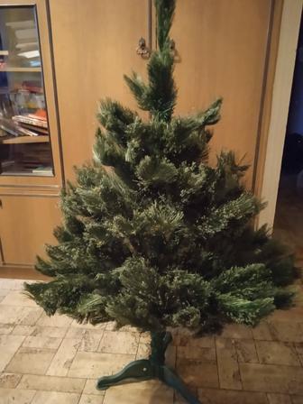 Продаем елочки и новогоднии игрушки