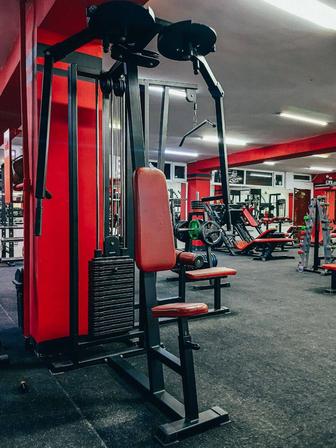 Грузоблочный Тренажёр Баттерфляй - Задние дельты