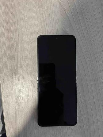 Продам z flip 6 память 256GB.Имеется обмен на iphone 15 pro max