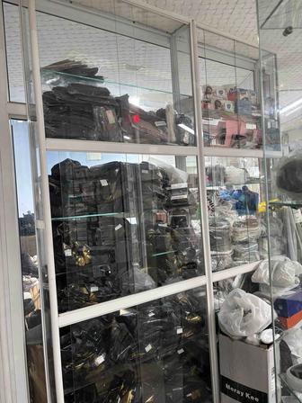 Продаю б/у стеклянную витрину