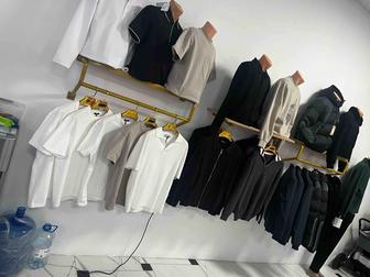 Витрина, вешало, две стойки