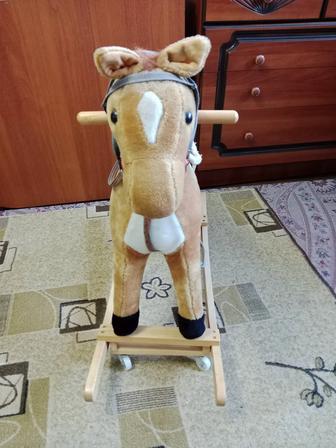 Продам лошадку качалку-каталку новую для ребенка,на колесах лошадкакатается