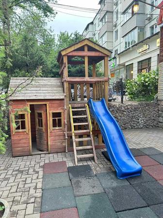 Уличная детская площадка