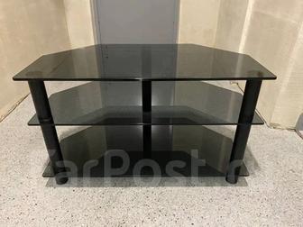 стеклянный стол под телевизор. прочный выдерживает любые нагрузки