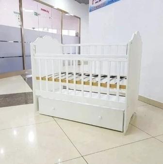 Продам детскую кровать с маятником