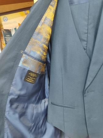 Продаю темно синий костюм тройка