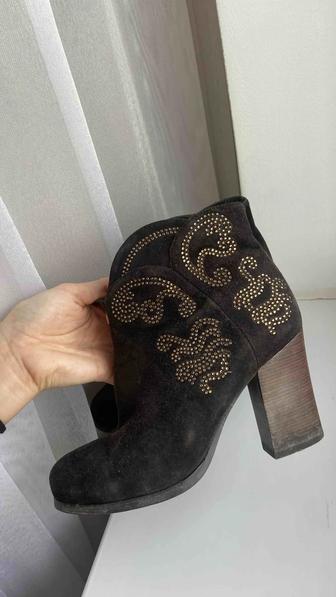 Продам ботильоны казачки замша 35р