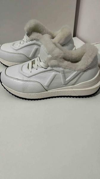 Продам кроссовки новые