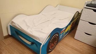Продам кровать в виде машины с матрасом и наматрасником.