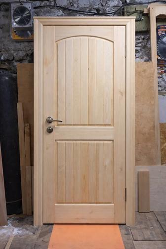 Утепленная деревянная дверь. Уличная входная дверь.