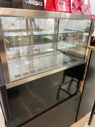 Продам холодильную витрину БУ 180000