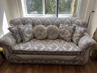 Продам классический диван с подушками и креслом в комплекте
