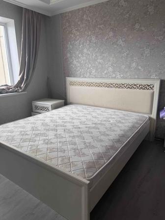 Двуспальная кровать 160/180 с матрасом ортопедическим и тумбами