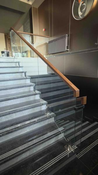 Цельностеклянные перила, перила из стекла, душевые кабинки, перегородки