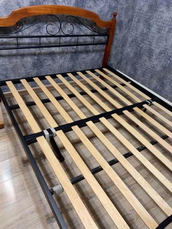 Кровать двуспальная железная с матрасом.