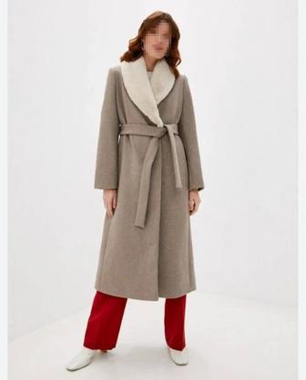 Стильное пальто с меховым воротником