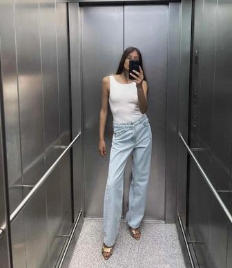 Джинсы Zara с этикеткой