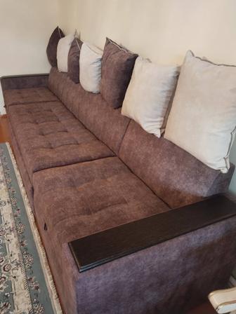 Диван 4метровыи раскладывается как кровать в хорошем состоянии