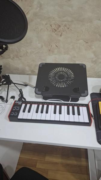 Миди-клавиатура Akai