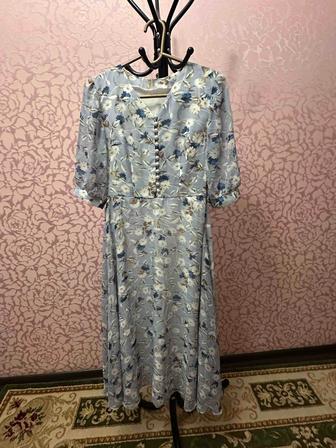 Продается платье 8000тг размер 42-44