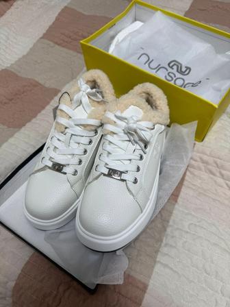 Кроссовки 8000тг
Размер 37 Новые, ни разу не носились.