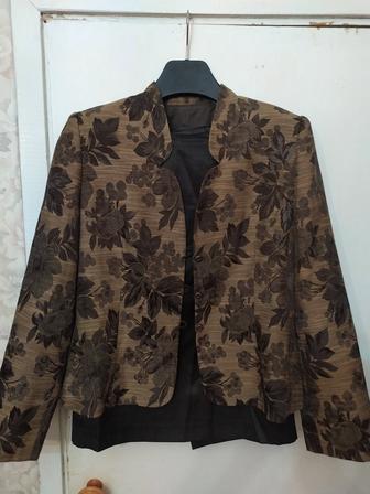 Продам женский костюм в отличном состоянии юбка на подкладке до колен