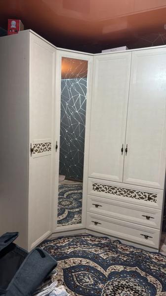 Угловой шкаф новый почти