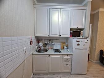 Небольшая кухня с мойкой ,смесителем и варочной поверхностью.