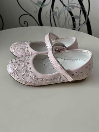 Детские туфли со стразами