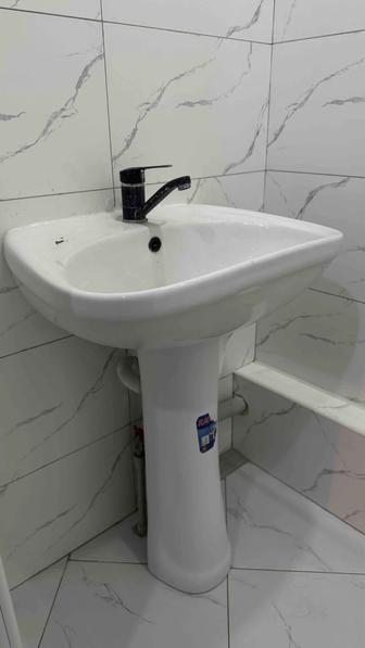 Раковина с пьедесталом в хорошем состоянии