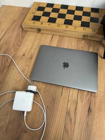 Продам Macbook pro m1 2020