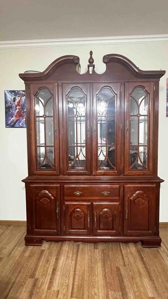 Продаю сервант из красного дерева