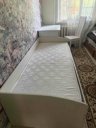 Продам кровать и стол для уроков