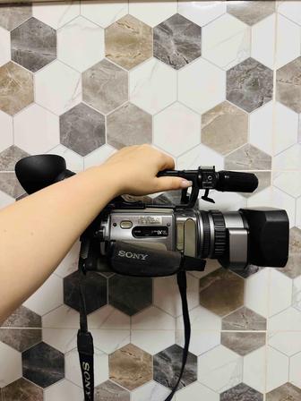 Видеокамера Sony DCR-VX2100E