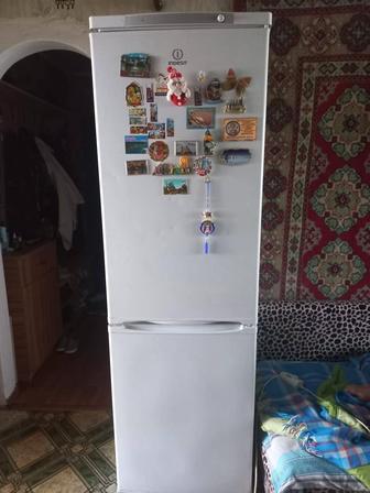 Продам холодильник indesit