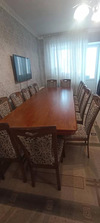 Продам стол дубовый с стульями на 14 человек