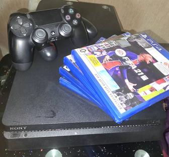 Срочно продам Sony PlayStation 4 slim 2 джойстика и диски с играми
