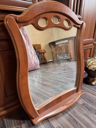 Зеркало в деревянной раме (ширина 86 см, высота 93 см)
