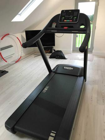 Продам беговую дорожку Technogym