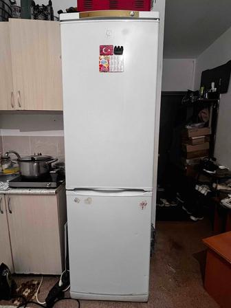 Продам холодильник indesit