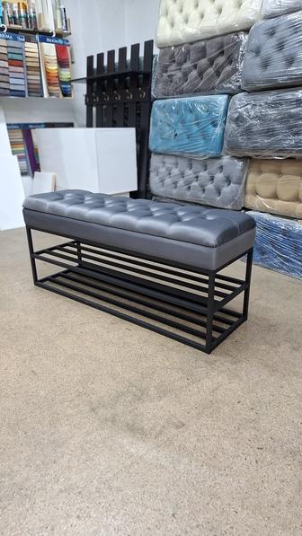 Банкетка лофт в бутик железная. Банкетка пуф на ножках. Для офиса. Скамейка