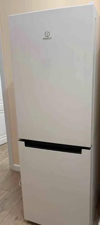 Продам холодильник Индезит