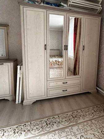 Продам белорусские спальные гарнитуры(шкаф, комод и кровать)